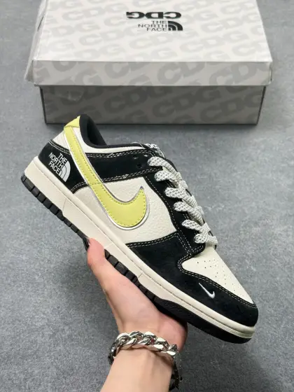 潮酷街头 百搭出圈 SB DUNK LOW 黑白黄配色自带吸睛属性,经典熊猫基底搭配亮黄Swoosh,视觉冲击力拉满,鞋身采用翻毛皮与荔枝纹皮革拼接打造,质感细腻耐磨耐穿,后跟THE NORTH FACE标识注入户外潮流元素,双勾设计强化品牌辨识度,鞋带的反光细节更是点睛之笔,低帮版型适配各种裤型,脚感软弹舒适,日常通勤、出街穿搭都能轻松hold住,轻松打造个性街头风造型. 货号:XX3168-113 x69